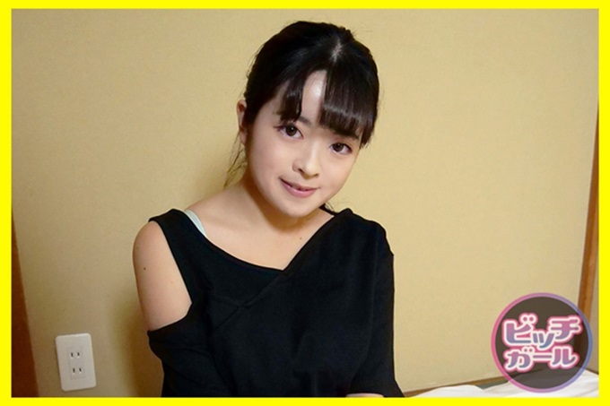 ビッチガール 芽衣(19) 天然J罩杯的19岁现役大学生!这个乳房的形状就不用说了,弹性也很强!真是国宝级,以成为英语教师为目标,英语说得很流利。是以我行我素的性格温和的气氛,不过,一开始做爱就骤变!非常喜欢做爱,完全开启了枪手模式! ★推荐给喜欢美巨乳的人哦★