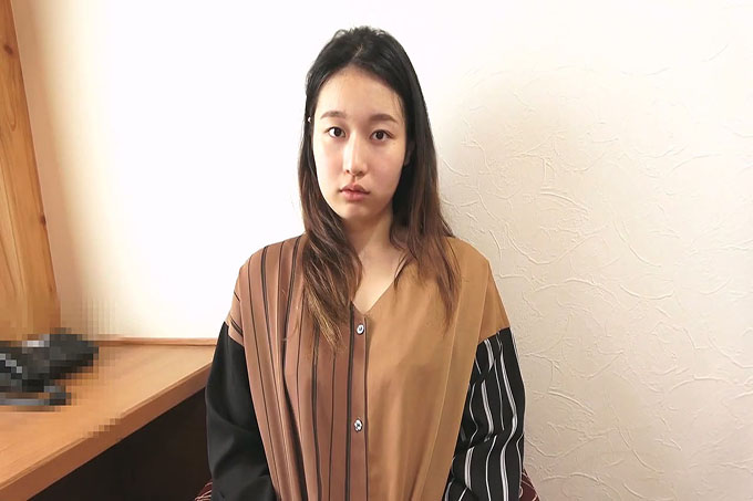【FC2】【禁止业余个体拍摄】22岁结婚，养育孩子，为分娩和育儿费用而苦苦挣扎的新婚妻子决定出演AV！插入肉棒后，清凉的气氛就完全变了！用高亢的呻吟声卷起，喷出你的乳房，弄湿你的身体，同时进行阴道射精性爱！