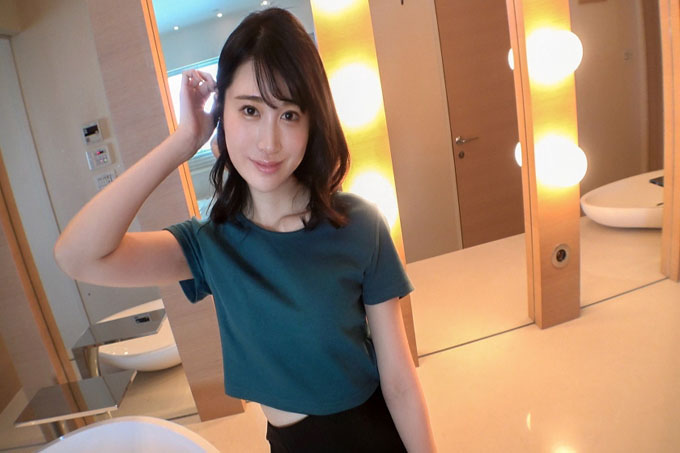 【啊……感觉真好……】 纤细美人淹没在最爱的性爱里!当大鸡巴击中她的阴道后部时,她扭动臀部并射精! !