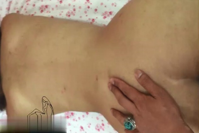 早已被摄影师看上的无毛白虎97年美女嫩模 身材和脸蛋真的没话说故意酒店约拍写真 强行啪啪啪