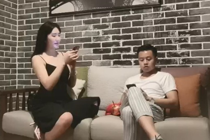 妹妹坐哥哥大腿撒娇，哥哥顺手掀起她的短裙撩开内裤，把小弟弟插进去了